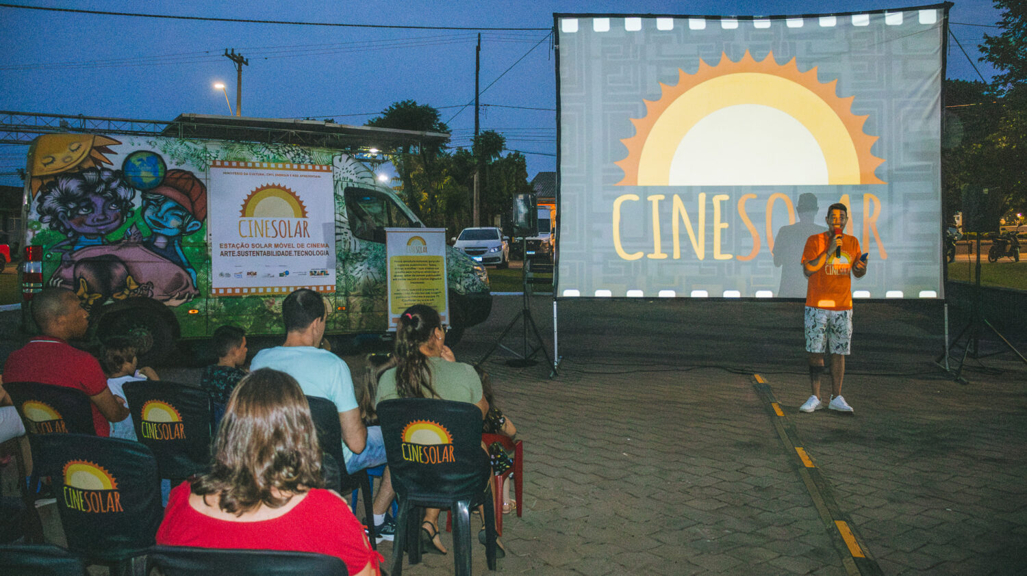 Furgão cinema energia solar