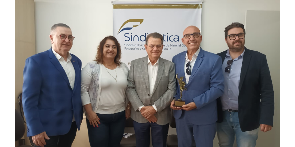 Fecomércio-RS presta homenagem aos 40 anos do Sindióptica-RS