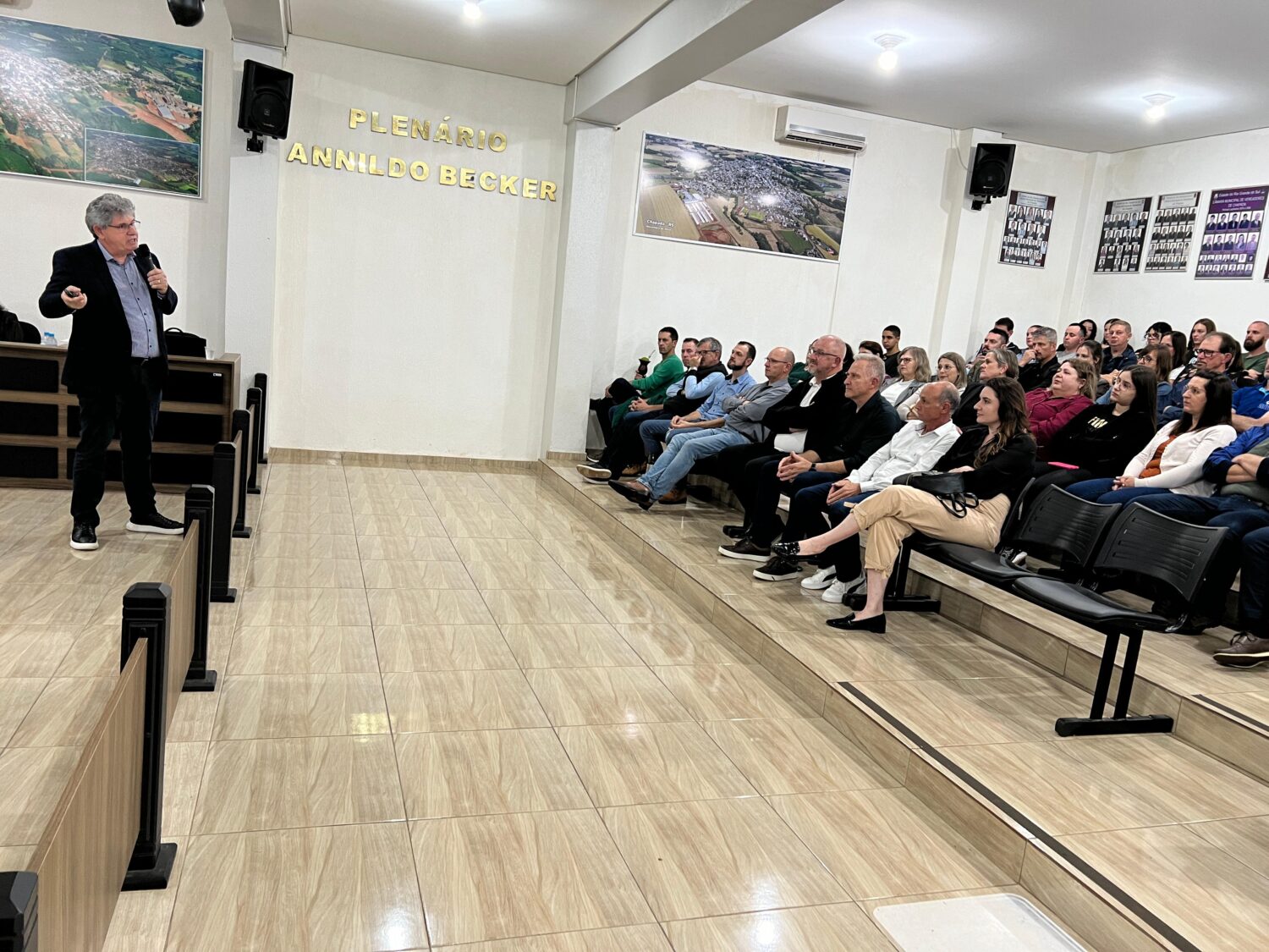 Diretor da Girando Sol palestra sobre os 33 anos da empresa