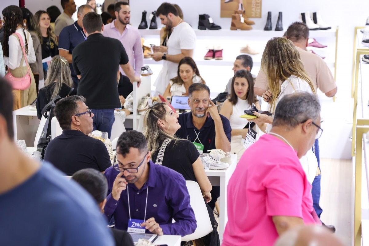 Feira reúne lojistas do setor de calçados e acessórios em Gramado