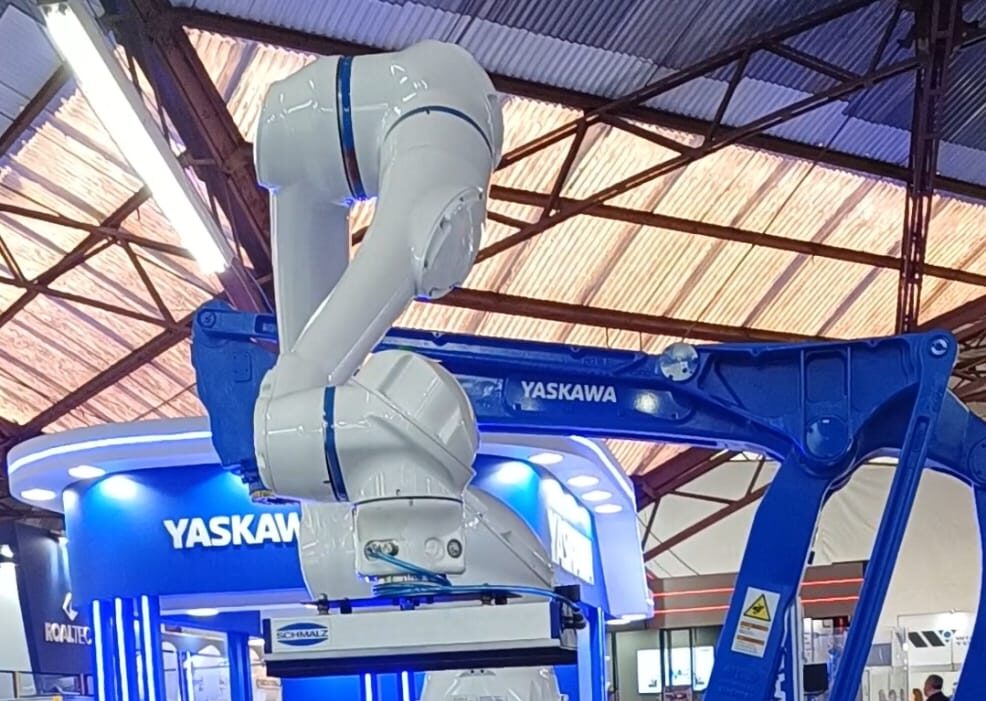 Robôs da Yaskawa Motoman serviram café na Mercopar