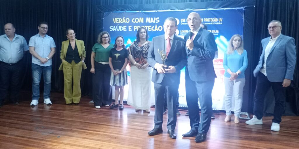 Presidente Fecomércio-RS entrega Troféu Mercúrio ao Sindióptica