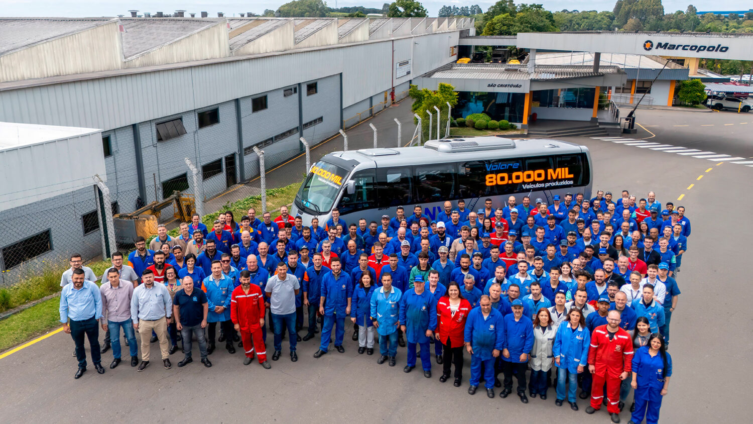 Volare comemora entrega do micro-ônibus 80 mil