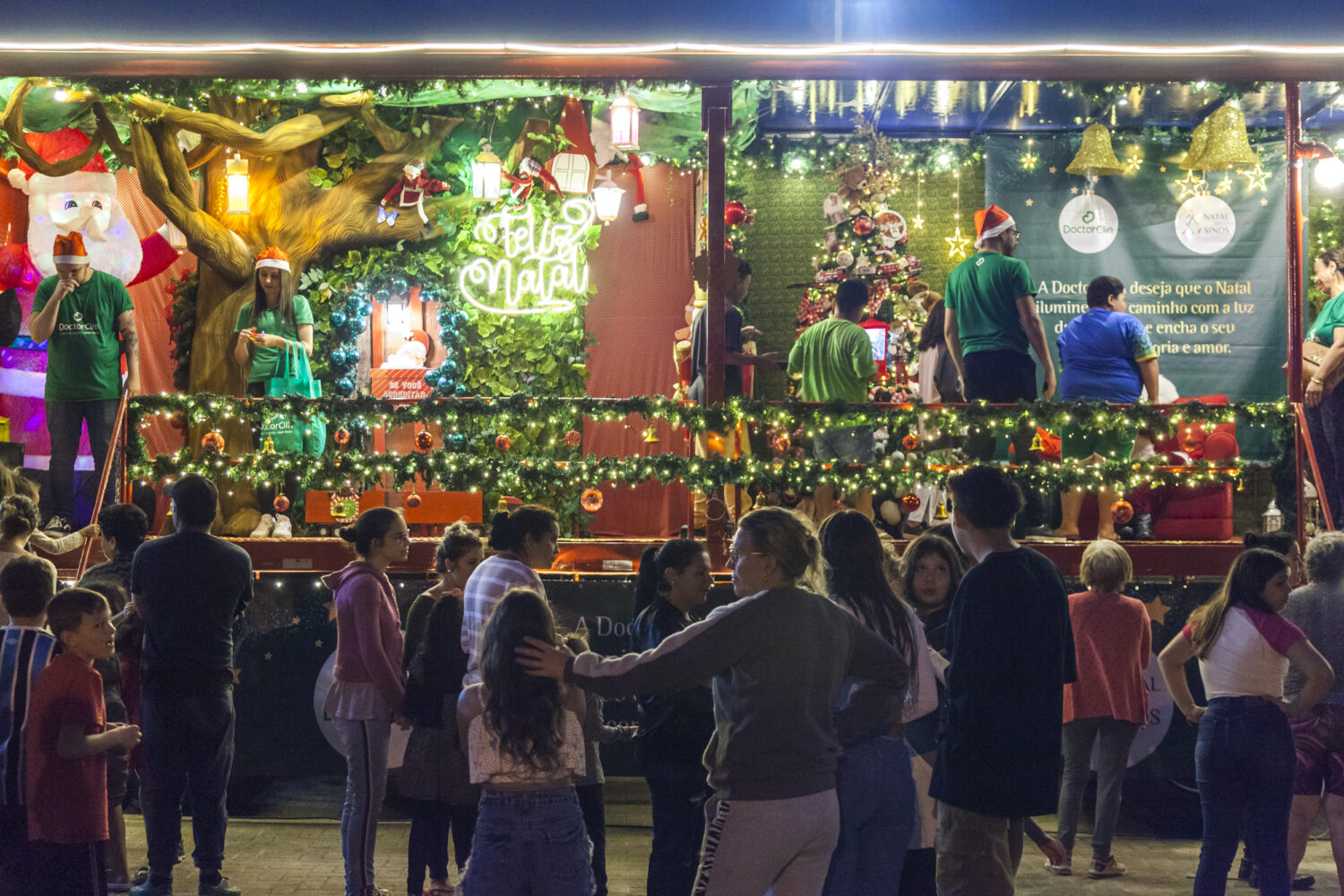 Doctor Clin leva magia do Natal ao bairro Santo Afonso