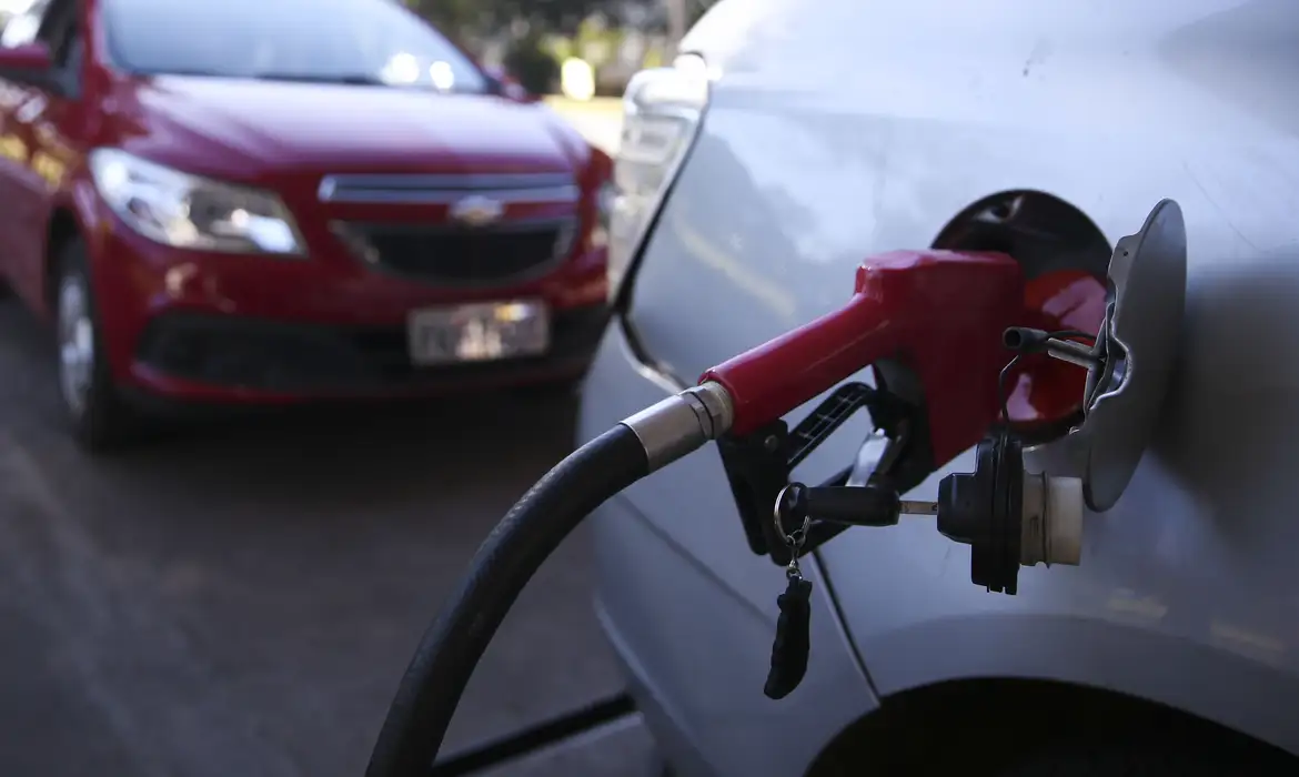 Gasolina cai no início de abril no Brasil, mas RS tem alta