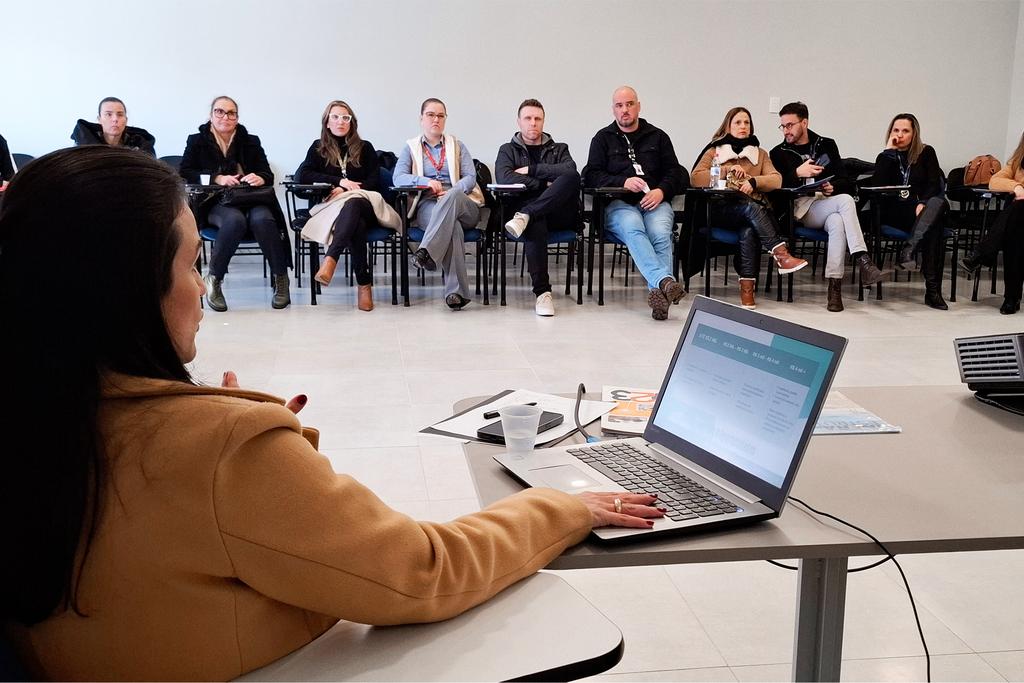 Acil debate ações para diminuir a falta da mão de obra