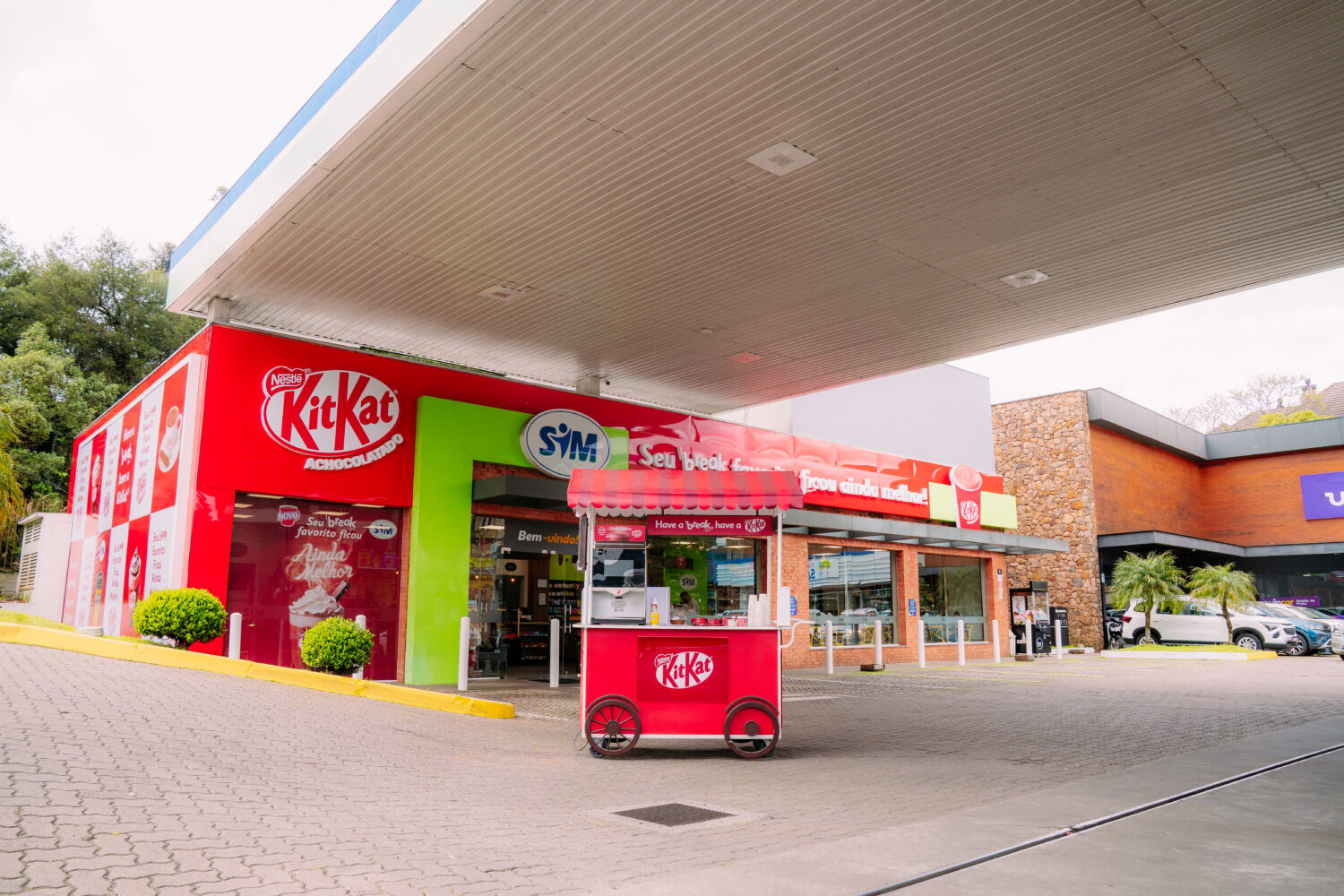 SIM Rede de Postos e Nestlé Professional criam fachada de KitKat