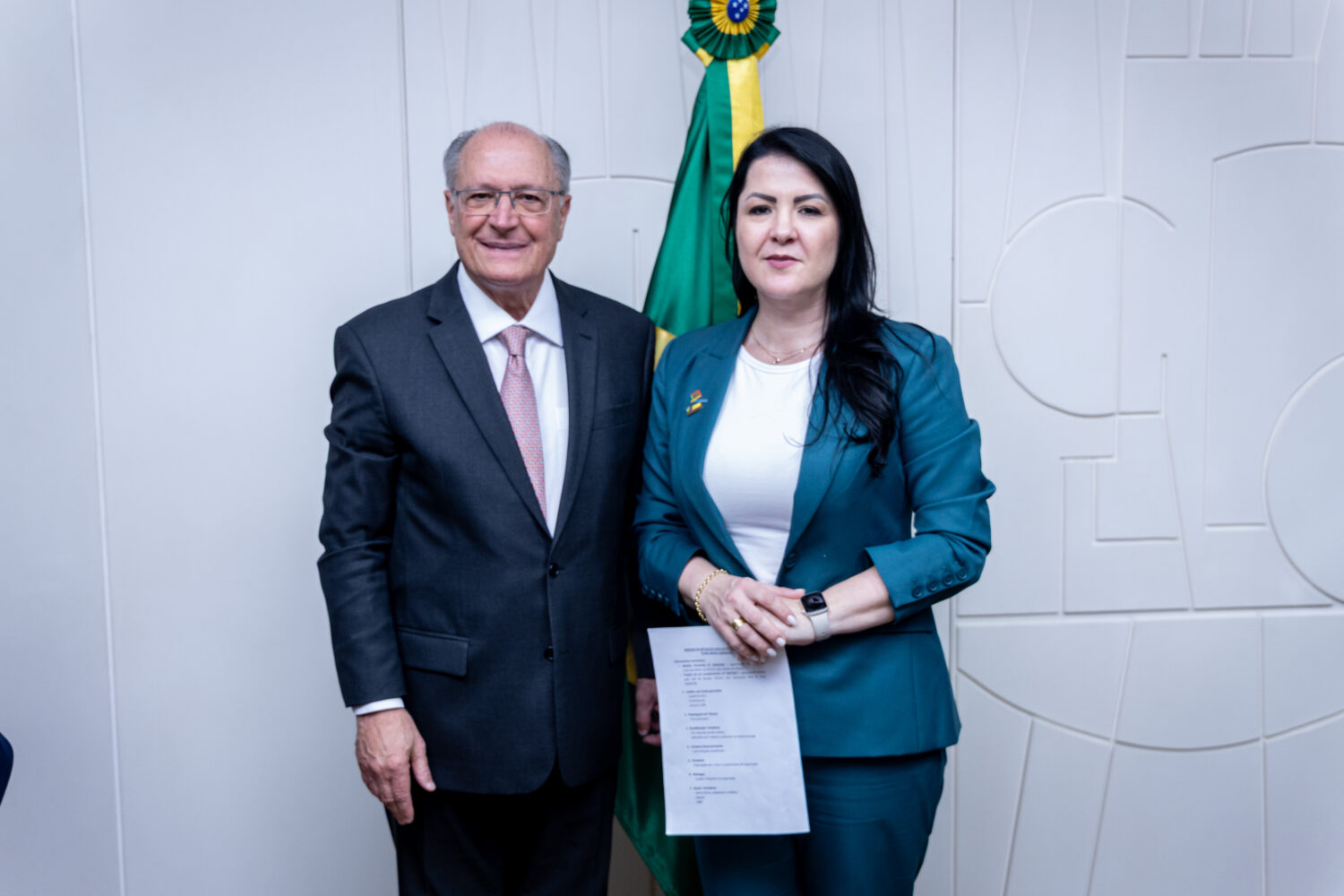 Famurs entrega pedido de apoio a setores afetados pelo tarifaço