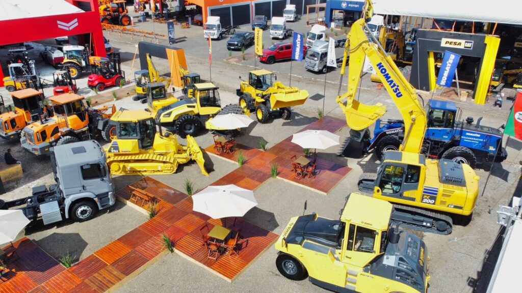 MAQMOB apresenta novidades nas linhas Komatsu e Bomag na Expointer