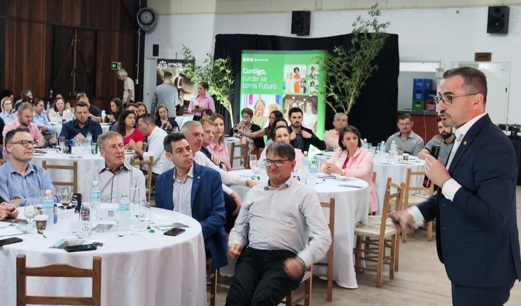 Gustavo Bozetti palestra em almoço da CACIS