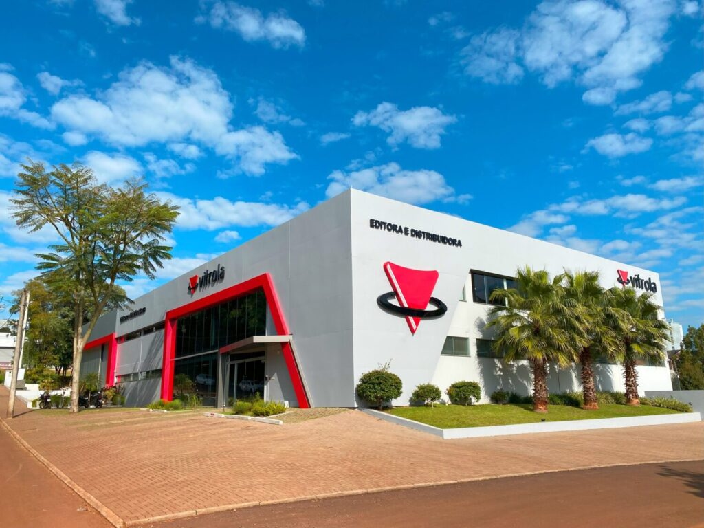 Vitrola encerra Feira do Livro de Porto Alegre com sessões de autógrafos