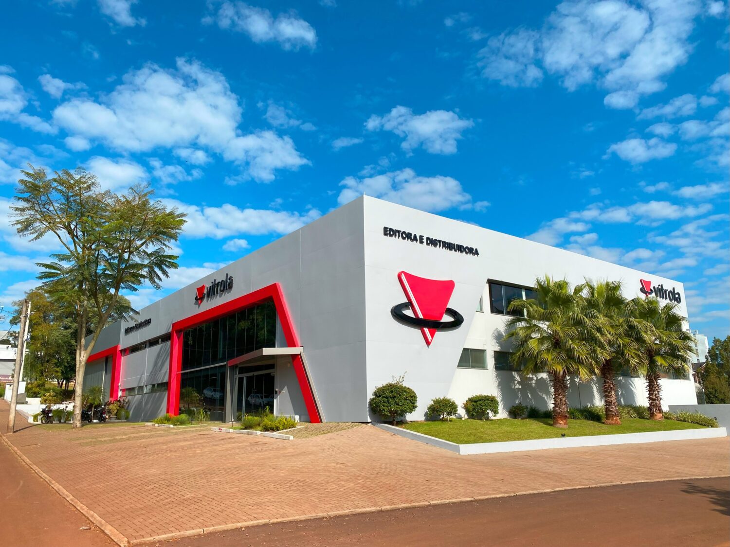 Vitrola encerra Feira do Livro de Porto Alegre com sessões de autógrafos