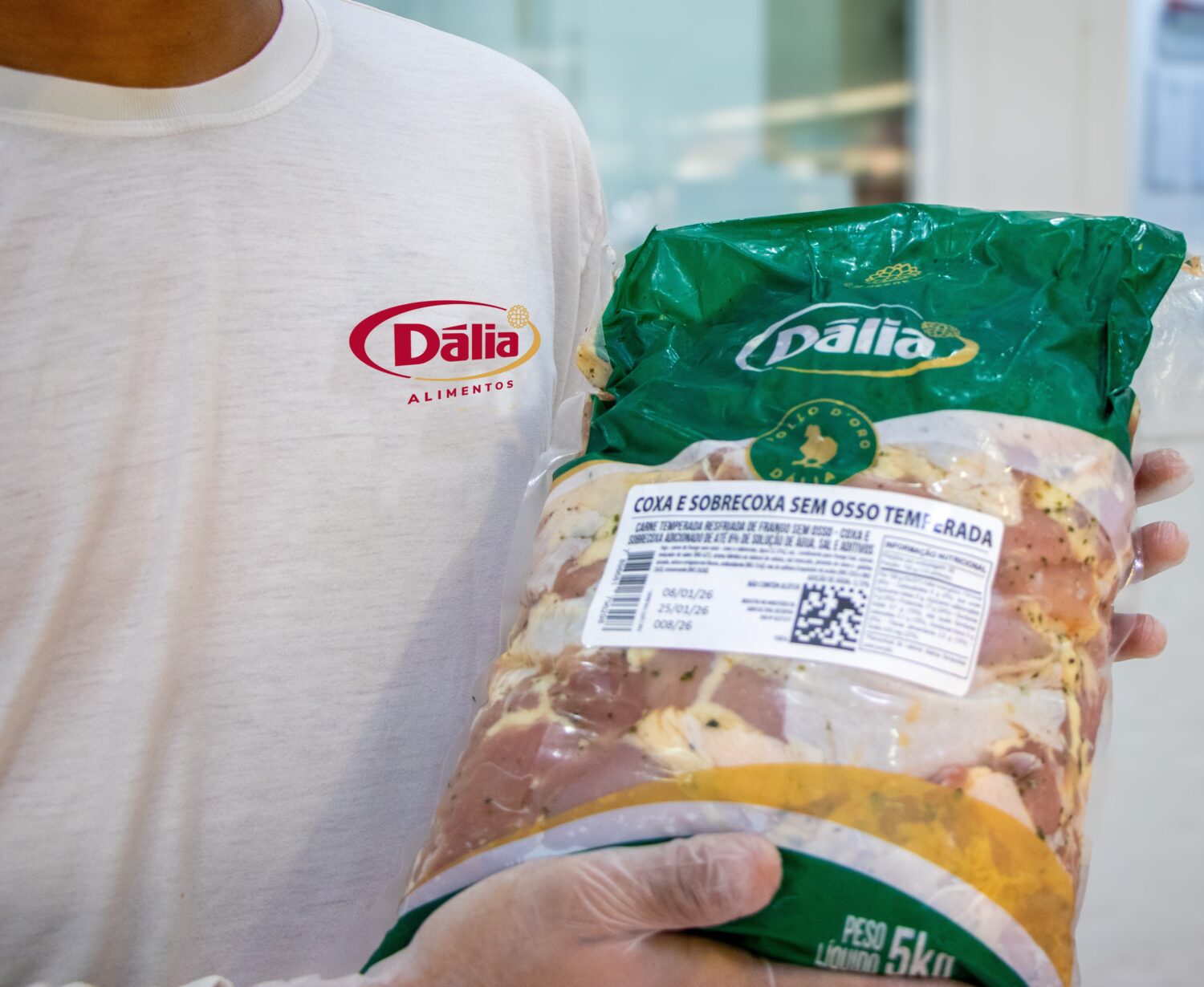 Dália lança novo corte temperado Em fato relevante divulgado ao mercado, a B3 estimou investimentos entre 260 e 350 milhões de reais em ativos fixos ao longo de 2026. As despesas ajustadas devem ficar entre 2,4 e 2,6 bilhões de reais, enquanto os desembolsos totais podem chegar a 3 bilhões e 610 milhões, indicando um orçamento mais robusto para sustentar as operações. O planejamento ocorre após um ano de intensa atividade. Em 2025, a Bolsa realizou 75 leilões de infraestrutura, que resultaram na concessão ou alienação de 98 ativos públicos, viabilizando quase 244 bilhões de reais em investimentos. Rodovias concentraram a maior parte dos recursos, seguidas por projetos de saneamento, energia, portos, iluminação pública e iniciativas ligadas à agenda ambiental. No mercado acionário, o Ibovespa encerrou 2025 com alta acumulada de 34%, o melhor desempenho desde 2016. Para 2026, no entanto, a expectativa é de um ambiente mais instável, com oscilações mais intensas, especialmente em função do ano eleitoral e do risco fiscal, que segue no radar dos investidores. Apesar dos desafios, analistas avaliam que a possível continuidade da queda da Selic pode sustentar o interesse pela renda variável, em um mercado que se mostra mais profundo, diversificado e atrativo ao capital estrangeiro.