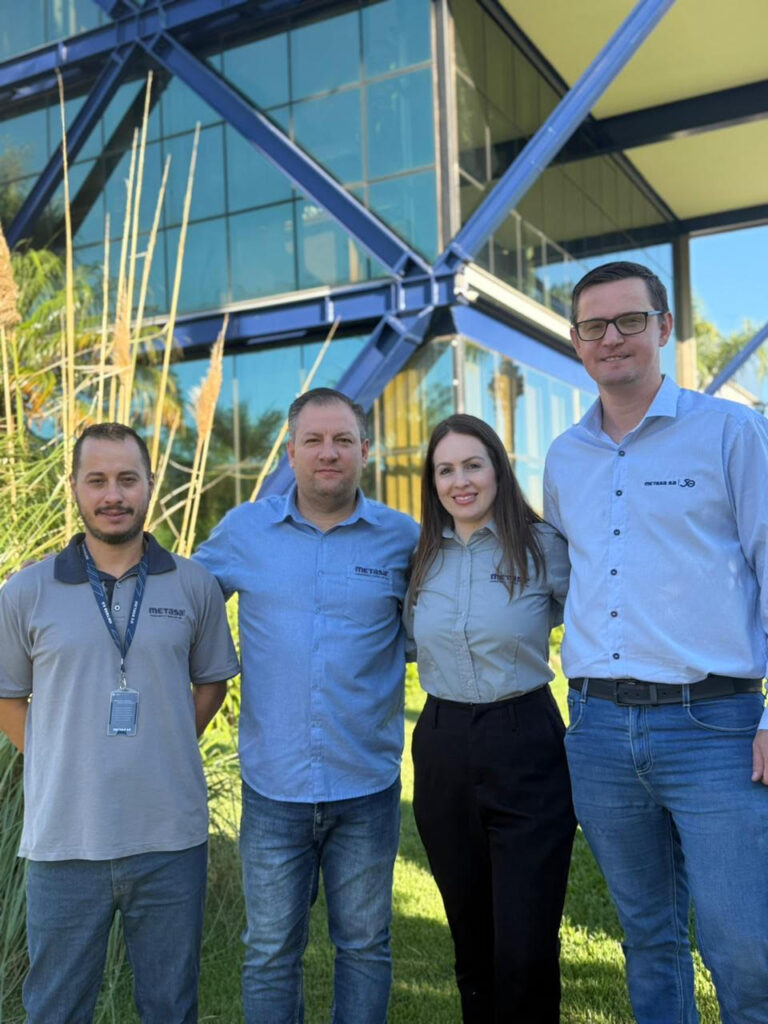 Mirante de aço avança sobre penhasco na Serra Gaúcha