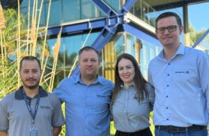 Mirante de aço avança sobre penhasco na Serra Gaúcha