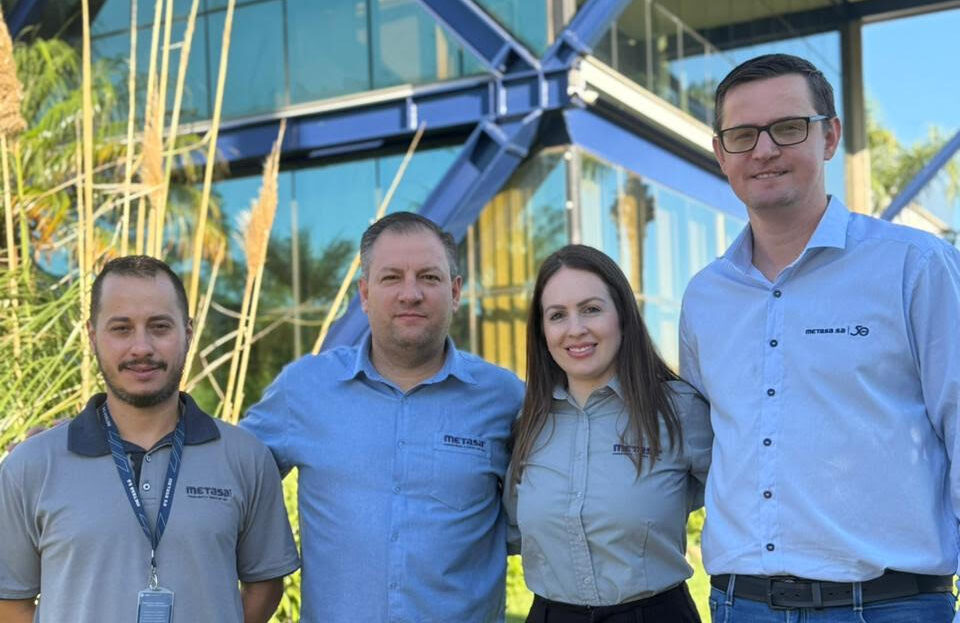 Mirante de aço avança sobre penhasco na Serra Gaúcha