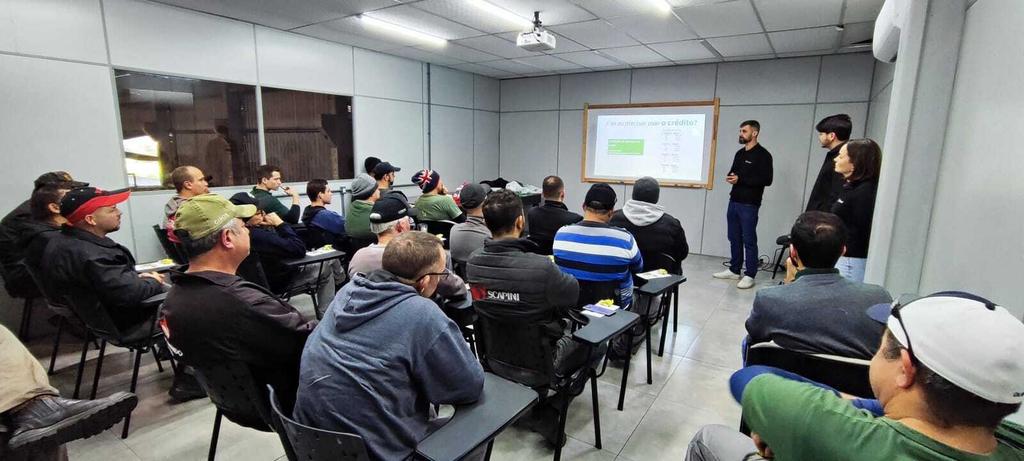 Endividamento excessivo, falta de planejamento financeiro, ausência de reserva de emergência e impactos emocionais causados por desorganização financeira são alguns dos problemas percebidos quando as finanças pessoais não estão em dia. Com vários desses indicadores mostrando crescimento no mercado, ações de conscientização e reeducação como o Programa Bem-estar Financeiro da Sicredi Integração RS/MG podem fazer a diferença. A cooperativa de crédito iniciou neste mês de julho um conjunto de iniciativas que buscam auxiliar os associados com práticas financeiras mais saudáveis. Os objetivos do programa são estimular hábitos e rotinas como o uso responsável do dinheiro, o planejamento consistente e a formação de reservas financeiras, aprimorando também o relacionamento consultivo com os associados. “Como cooperativa, temos o propósito de construir uma sociedade mais próspera, e isso acontece quando as pessoas têm acesso ao conhecimento para tomar decisões financeiras mais conscientes”, afirma a vice-presidente da Sicredi Integração RS/MG, Katiane Luft. A aplicação envolve diversas equipes da cooperativa, formando um time de pessoas capacitadas para abordar o tema de forma prática, leve e efetiva. Conforme explica um dos facilitadores, Eder Ricardo Santos, assessor de Desenvolvimento do Cooperativismo, o programa está estruturado em três frentes de atuação: ações informativas, ações instrutivas e ações personalizadas. A primeira etapa é a mais abrangente, contemplando conteúdos educativos voltados ao público em geral, por meio de publicações em redes sociais e materiais institucionais. A etapa instrutiva ocorre no formato de palestras destinadas aos colaboradores de empresas associadas interessadas, reunindo grupos no próprio ambiente de trabalho. Por fim, as ações personalizadas estão sendo desenvolvidas por meio de atendimentos individuais em algumas agências do Rio Grande do Sul, em formato piloto. Katiane destaca que um dos principais desafios é transformar informação em hábito. “Muitas pessoas até conhecem os conceitos, mas encontram dificuldades para colocá-los em prática no dia a dia. Planejar o orçamento, controlar gastos, criar uma reserva financeira e consumir de forma consciente são atitudes que exigem disciplina e conhecimento. Por isso acreditamos que a educação financeira precisa ser contínua e aplicada à realidade de cada pessoa”. O objetivo do Programa é gerar um impacto positivo na sociedade. A vice-presidente observa que em um cenário em que muitas famílias convivem com o endividamento, esse movimento de falar sobre planejamento financeiro é falar também de qualidade de vida, tranquilidade e realização de sonhos. “Quando as pessoas administram melhor seus recursos, fortalecem suas famílias, seus negócios e toda a comunidade”.
