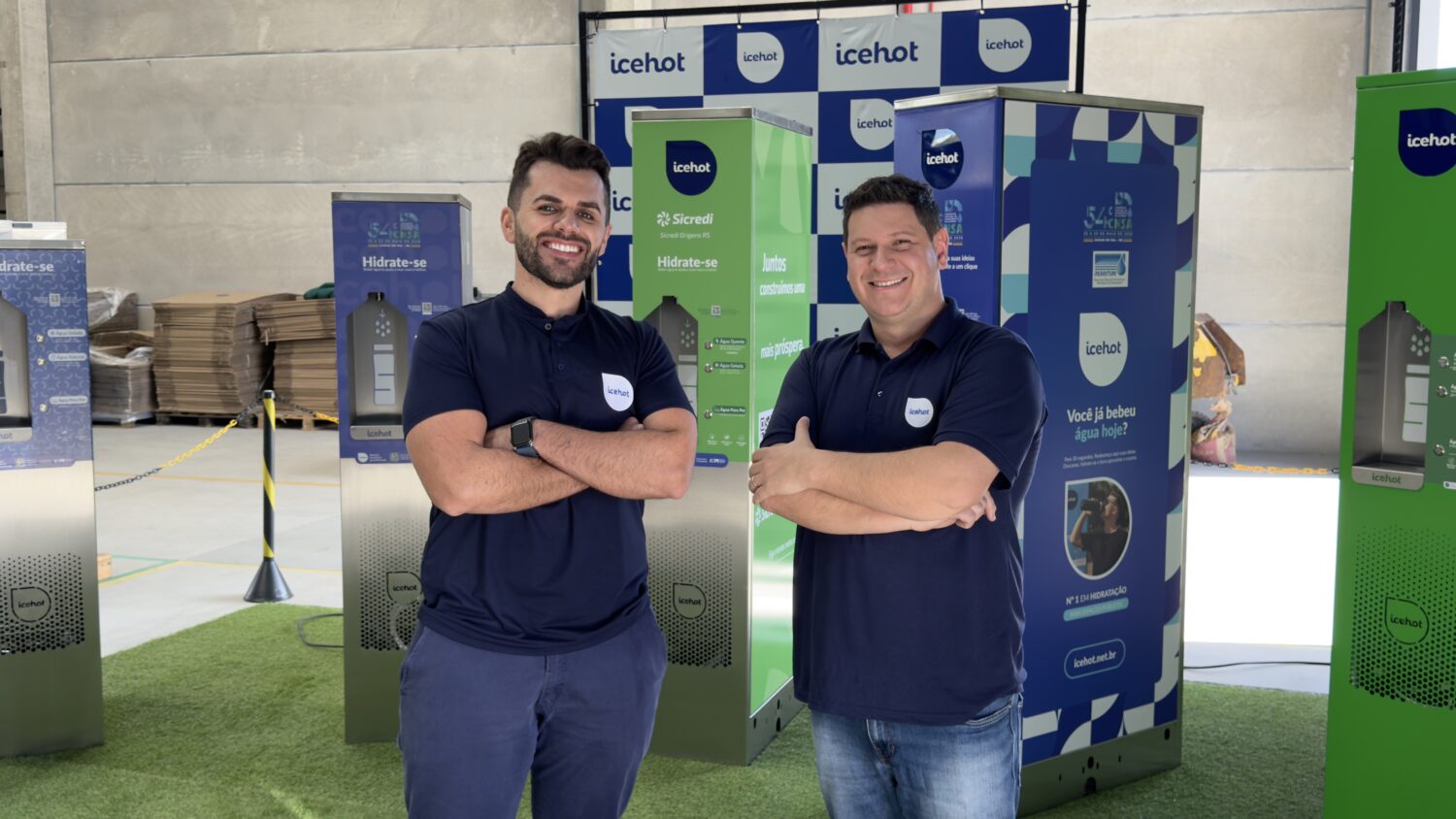 Icehot e Sicredi Serrana entregam estações de hidratação para dez municípios