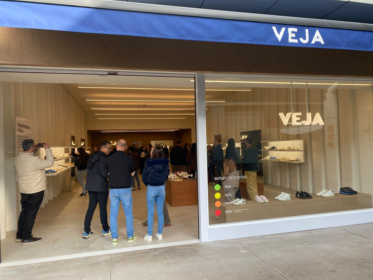 VEJA inaugura primeira loja em outlet do Brasil no RS