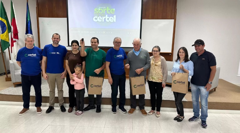 Certel entrega carro e moto da promoção comemorativa aos seus 70 anos
